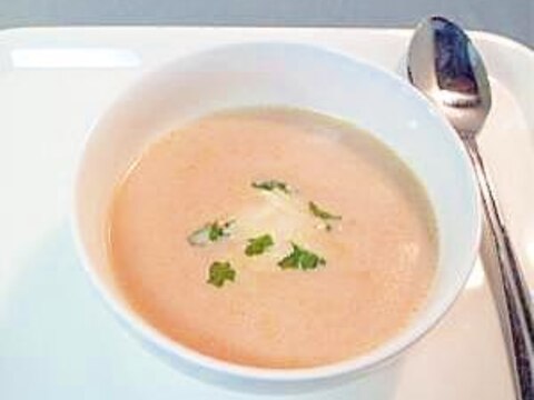 ピンク色のなめらかトマトスープ